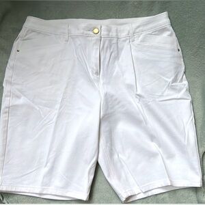 NWT CHICO’s white shorts. Size 2.5P (us 14P)